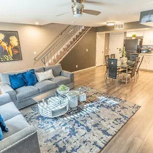 Spacious 2-bedroom Townhouse With Pool & Private Patio In Vegas Holiday home